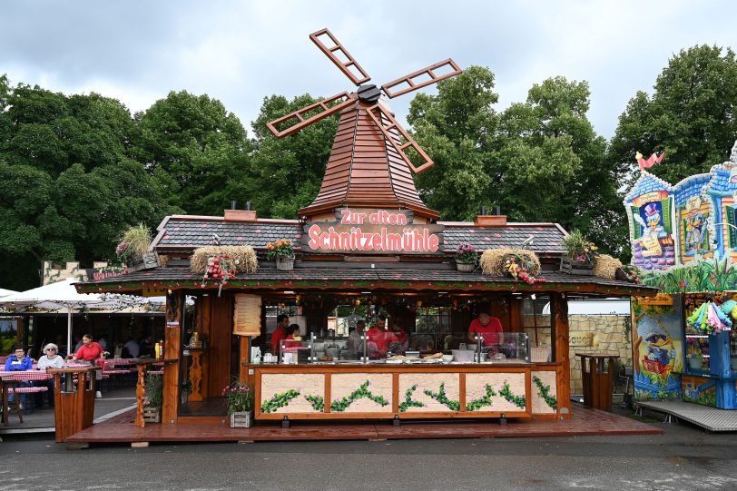Die Schnitzelmühle auf der Cranger Kirmes 2025: Sie befindet sich direkt gegenüber der Bayern Festhalle und ist in diesem Jahr noch etwas größer geworden.