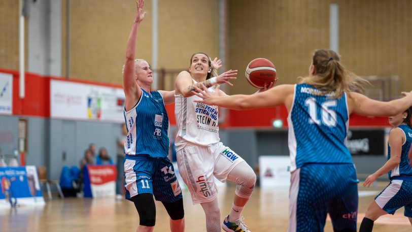 Der HTC gewinnt am 27.12.2020 mit 66:58 gegen die SNP BasCats USC Heidelberg, im Bild (am Ball) Kristina Topuzovic.