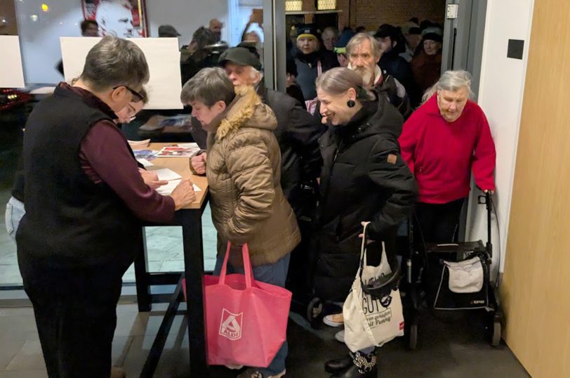 &amp;amp;amp;amp;amp;amp;amp;#039;Heiligabend nicht allein&amp;amp;amp;amp;amp;amp;amp;#039; 2025: Einlass zur Feier, Juliane und Susanne kontrollieren die Namensliste.