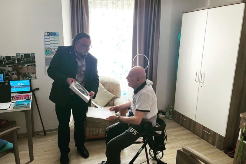 Alloheim-Bewohner Heinz Adam feiert seinen 90. Geburtstag. Bezirksbürgermeister Uwe Purwin gratulierte.