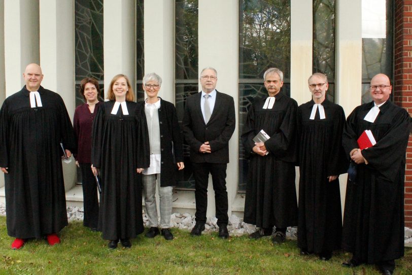 Segneten Pfarrerin Janne Holzmann (3. v.l.) für ihren Dienst (v.li): Pfarrer Hans-Paul Ullrich, Gemeindepädagogin Dagmar Grolman, Presbyteriumsmitglieder Iris Lange und Detlev Ostrowski, die Pfarrer Frank Schröder, Günter Mattner und Dr. Frank Weyen. Schröder, Günter Mattner und Dr. Frank Weyen.