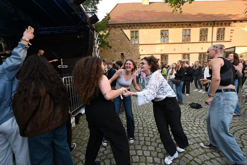 Feiernde Fans  Sounds like Sugar Festival 2024 im Schloss Strünkede