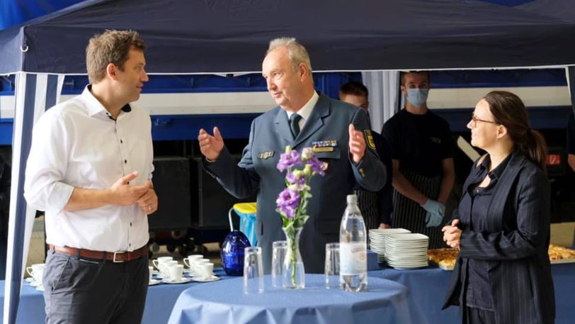 Im August 2021 besuchte der damalige SPD-Generalsekretär Lars Klingbeil (li.) das THW Wanne-Eickel und unterhielt sich mit dem THW-Ortsbeauftragten Aimo Glaser (Mitte) und der damaligen SPD-Bundestagsabgeordneten Michelle Müntefering.