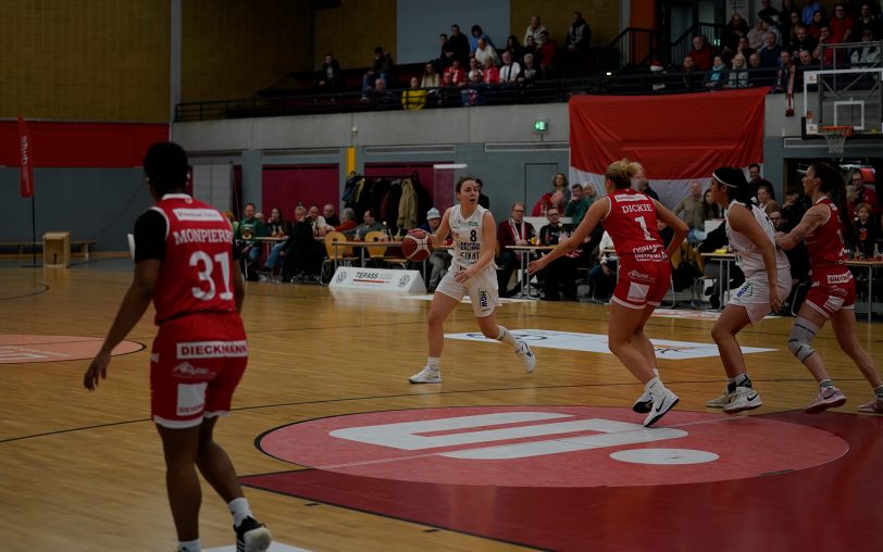 Kim Franze (am Ball) vom Herner TC.