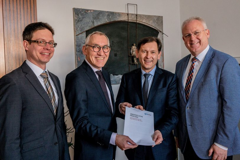 gpa-Prüfer Martin Bamberger, gpa-Präsident Heinrich Böckelühr, Oberbürgermeister Dr. Frank Dudda und Stadtkämmerer Dr. Hans Werner Klee.