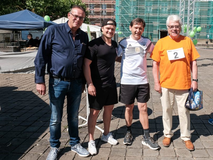 v.l. Jürgen Schubert (Geschäftsfürer HEV), Nils Liesegang (Spieler HEV), Frank Dudda, Heinz Huschenbeth (Herner Tafel).