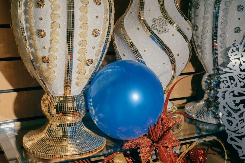 Der blaue Ballon ist das Leitmotiv der Saison. Die gesamte Serie wurde von der Essener Fotokünstlerin Katharina Kemme fotografiert.