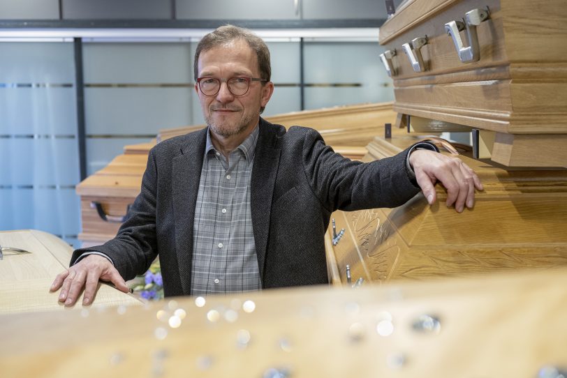 Bestatter Ralf Wendland (61) führt mit seiner Frau ein Bestattungsunternehmen an der Hauptstraße in Eickel.