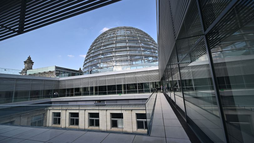 hallo-Fotograf Heinz-Jürgen Bourichter wurde durch das Paul-Löbe-Haus, das Marie-Elisabeth Lüders Haus und den Reichstag in Berlin geführt. Allabendlich beginnt mit Einsetzen der Dunkelheit eine Film-, Licht- und Tonprojektion mit dem Titel „Dem deutschen Volke — Eine parlamentarische Spurensuche. Vom Reichstag zum Bundestag“.