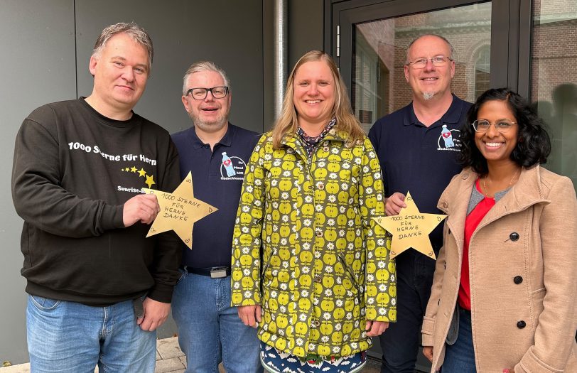 Freuen sich über die Spende und die Sterne (v.l.): Michael Pfister (Sunrise Kids), Matthias Kersting (Ihr Pfand hilft Obdachlosen), Pfarrerin Melanie Jansen, Korte und Janine Cheruthottunkal (Konrektorin der Josefschule).