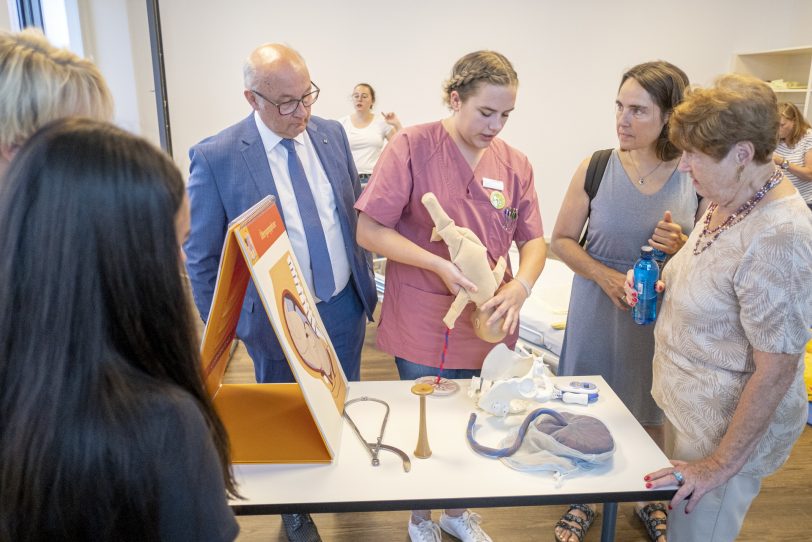 Campuseröffnung der St. Elisabeth-Gruppe an der Widumer Straße in Herne (NW), am Freitag (30.08.2019). Die St. Elisabeth Gruppe – Katholische Kliniken Rhein-Ruhr – investierte am Standort des früheren Marien-Hospitals in Börnig 16,5 Millionen Euro um dort die Aus- und Weiterbildung zu bündeln. In der Krankenpflegeschule wird die Ausbildungen in der Gesundheits- und (Kinder-) Krankenpflege, Altenpflege sowie Pflegeassistenz angeboten. Hinzu kommen die Hebammenschule und die Schule für Berufe im Operationsdienst. Darüber hinaus wird das Ausbildungsangebot um die Berufsbilder der Physio- und Ergotherapeuten sowie Logopäden ergänzt. Hinzu kommt ein umfassendes Weiterbildungsangebot.