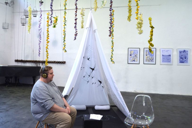 Bildergeschichten auf Unser Fritz: Ko-Kurator und Unser-Fritz-Vorstandsmitglied Florian Kunath beim Probehören der Soundinstallation von Daniela Heller.