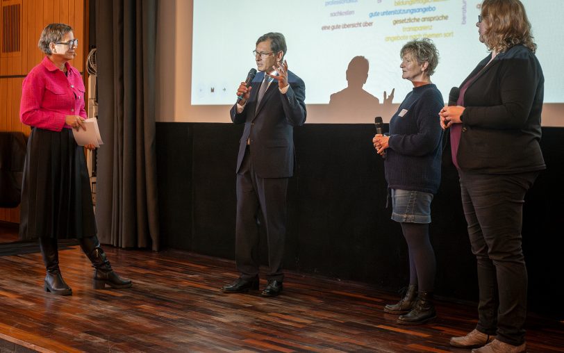 Unter anderem waren OB Dr. Frank Dudda (2.v.l.) und Claudia Heinrich, Leiterin des Fachbereichs Integration, vor Ort.