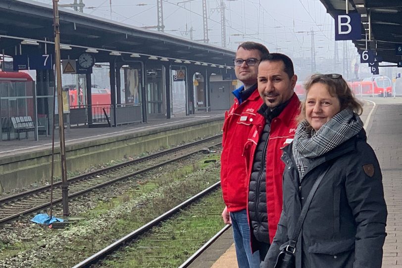 Bahnhofsmanagerin Dorothee Wasel, mit Servicehelfer Ayman Mahmud und Sebastian Bonze.