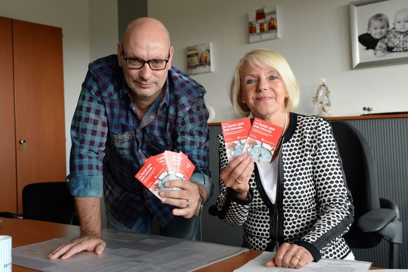 Ralf Bittokleit (links) und Brigitte Bartels vom Fachbereich Soziales stellen die Notfallkarte vor.