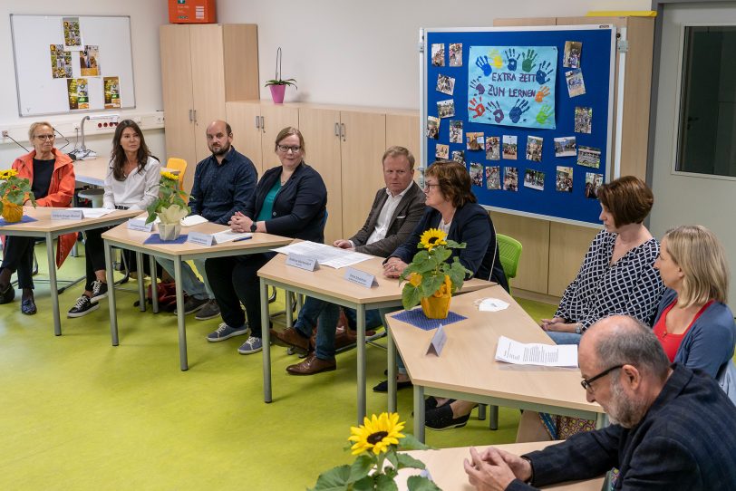 Die Verantwortlichen um Schuldezernent Andreas Merkendorf (5.v.l.) und Schulleiterin Petra Schachner (4.v.r.) setzen sich für eine Verlängerung ein.