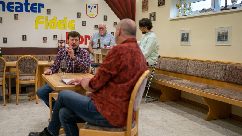 Fidele Horst bei den Proben zum Stück zur 125-Jahr-Feier der Stadt Herne: &#039;Wenn ich von Herne schwärme&#039;.  im Bild v.l. Tobias Weichert und Dietmar Kraschewski - zwei Streithähne im englischen Pub.