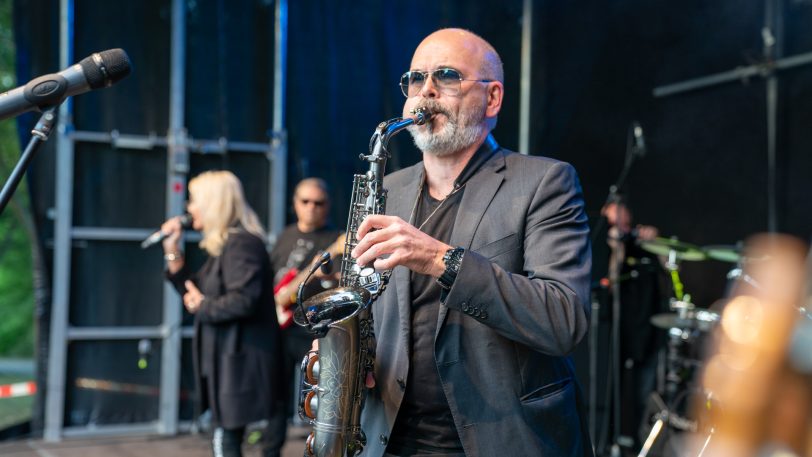 Das 35. Spektakulum lockte auf die Wiesen am Stennert. im Bild: die Band Metamorphosis mit dem Saxophonisten Peter König.