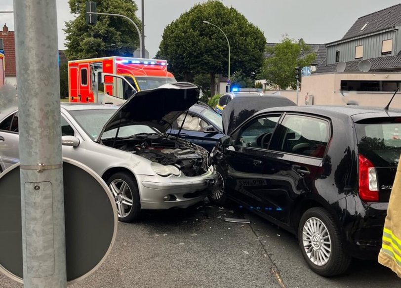 Ein Unfall in Sodingen forderte fünf leichtverletzte Personen und vier beschädigte Fahrzeuge.