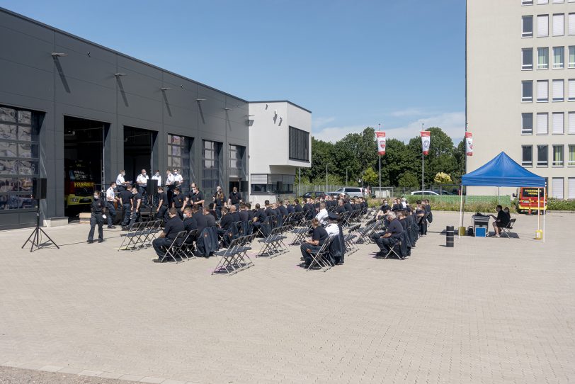 Beförderungen und Ehrungen der Freiwilligen Feuerwehr in Herne (NW), am Samstag (19.06.2021). Aufgrund der Corona-Pandemie fanden diese nicht im Rahmen der jährlichen Hauptversammlung der Feuerwehr Herne statt, sondern in einer Open Air-Veranstaltung am Feuerwehrhaus-Mitte in der Koniner Straße in Holsterhausen statt.