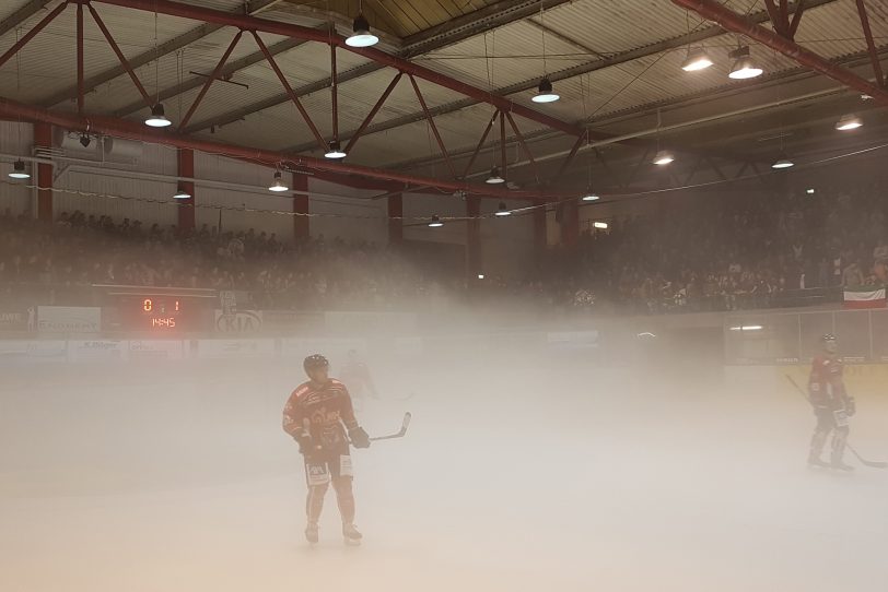 Ausser Nebel nicht gewesen: Eishockey-Spielabbruch.