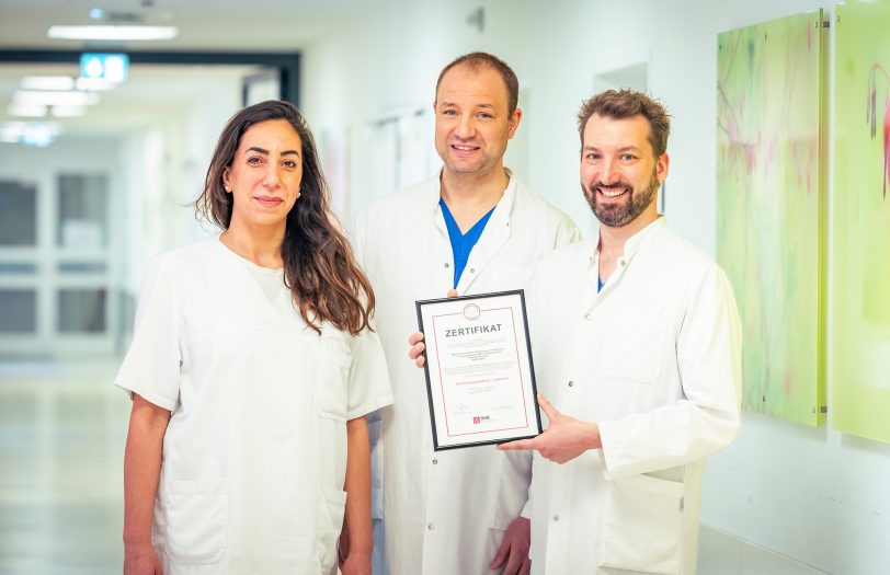 Das Team rund um Prof. Dr. Christian Ukena (Mitte), Direktor der Medizinischen Klinik II - Kardiologie / Angiologie des Marien Hospital Herne und Dr. Benjamin Sasko (r.), Leitender Oberarzt der Medizinischen Klinik II - Kardiologie / Angiologie mit der Zertifizierung als HFU-Schwerpunktklinik.