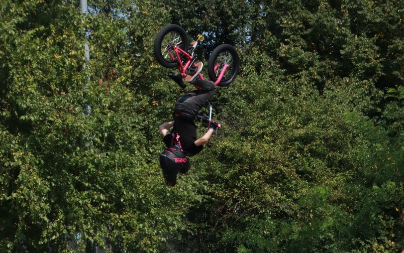 Hoch durch die Lüfte und dabei einen Salto machen: Für Mats Leonard Lührig und sein BMX kein Problem.