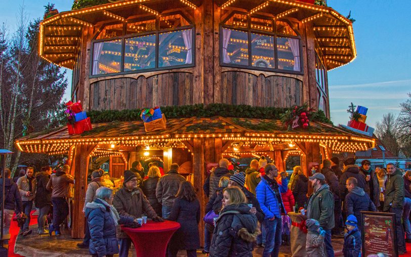 Im Erdgeschoss vom Weihnachtsbaum ist eine Gastronomie integriert.