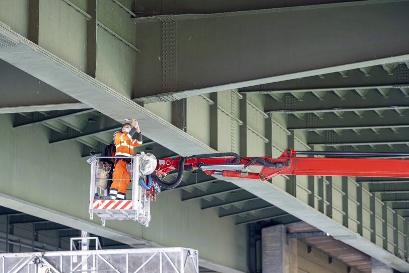 Sorgfältig werden die Sensoren unter der Brücke angebracht.