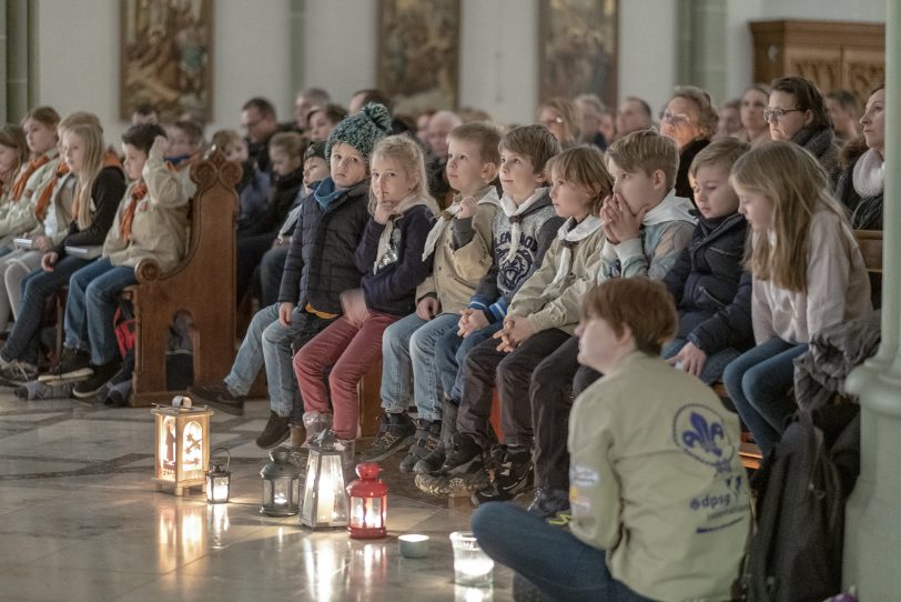 Die kleinen Pfadfinder saßen mit ihren Lichtern in der ersten Reihe.