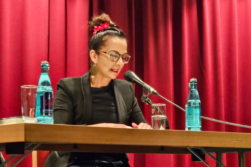Güner Yasemin Balci las zum Start der neuen Caritas-Gesprächsreihe aus ihrem SPIEGEL-Bestseller „Heimatland“ vor.
