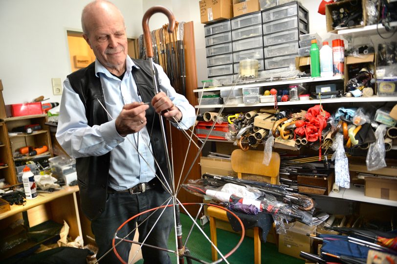 Seine tägliche Arbeit: Schirmmacher-Meister Willy Schüffler setzt die 'Speichen' des Schirmgestänges zusammen.