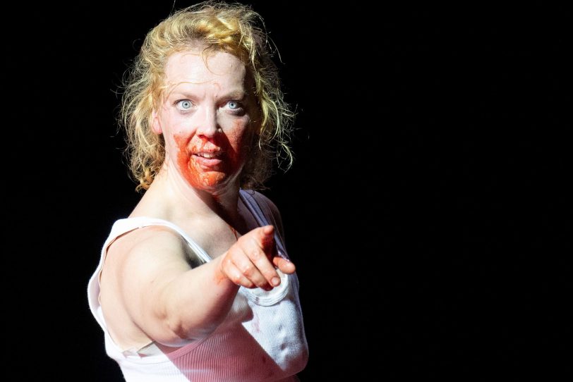 Lina Beckmann im zweiten Teil „Laios“ des gewaltigen Antiken-Projekts am Deutschen Schauspielhaus Hamburg.