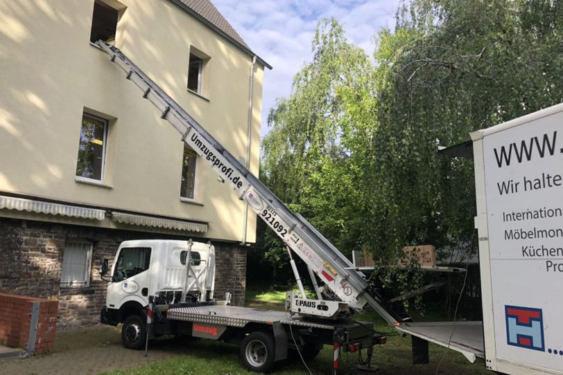 Per Außenaufzug kamen die Kisten aus dem alten Gebäude in den Lkw.