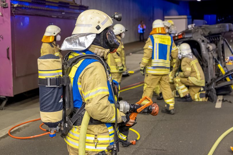 Übung der Feuerwehr in Herne (NW), am Donnerstag (09.06.2022), im Straßentunnel der Dorstener Straße. In dem 109 Metern langen Tunnel, unter den Eisenbahngleisen in Stadtteil Wanne, wurde der Verkehrsunfall mit zwei PKW und drei verletzten Personen realitätsnah inszeniert. Einsatzkräfte der Berufs- und der Freiwilligen Feuerwehr sowie des Rettungsdienstes übten die Befreiung der in den Fahrzeugen eingeschlossenen Personen und deren rettungsdienstliche Versorgung.