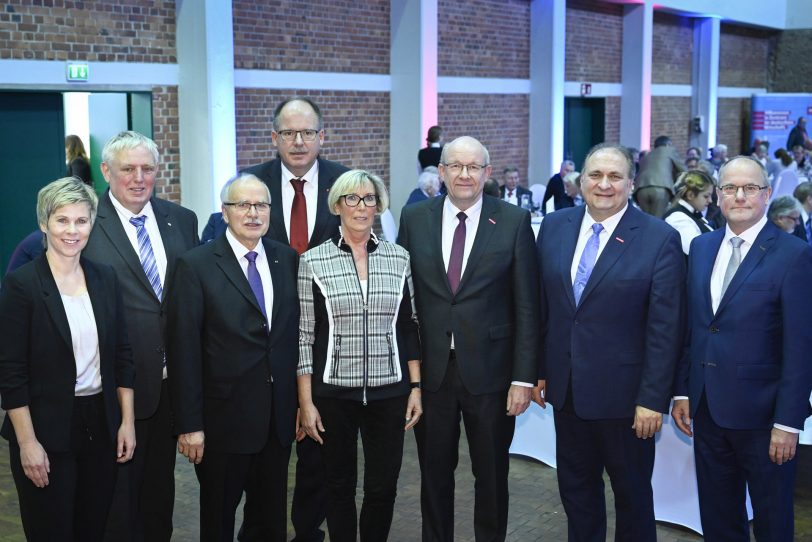 Vizepräsident der HWK Dortmund, Klaus Feuler, verabschiedet: v.l. Kammer-Präsident Berthold Schröder übergibt Ehrenring und Ehrenurkunde an den ehemaligen HWK-Vize-Präsidenten Klaus Feuler.