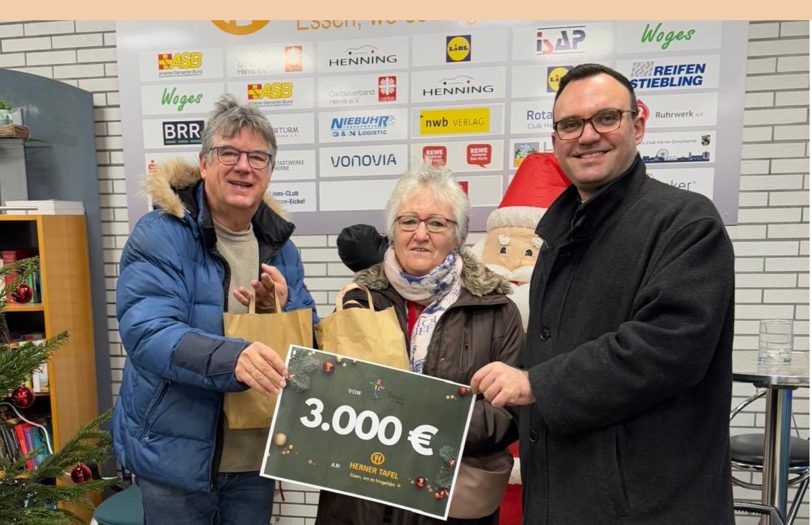 Dr. Jakob Ohm (rechts) und Barbara Rohde (Mitte) von der Katholischen Pfarrei St. Dionysius Herne untersützen die Herner Tafel mit 3.000 Euro. Torsten Biermann (l.), den stellvertretenden Tafel-Vorsitzenden, freut es.