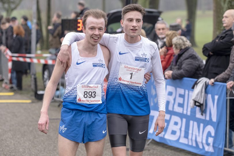 Der 41. Herner Silvesterlauf im Gysenberg. Glücklich im Zieleinlauf (v-l): Jan Hense (Platz 2) und Marius Probst (Platz 1).