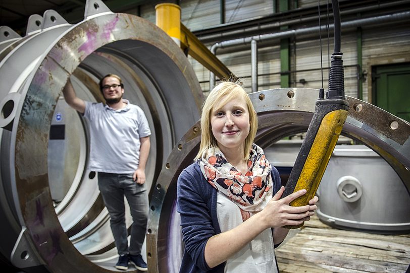 Philipp Rappenberg und Sandy Scholtyschik in der Fabrikhalle.