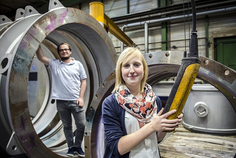 Auszubildende Philipp Rappenberg und Sandy Scholtyschik in der Fabrikhalle.