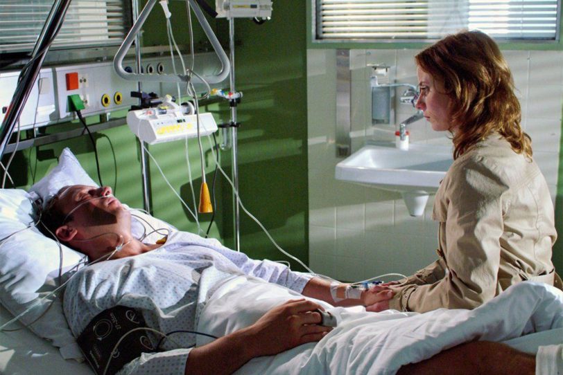 Kinofilm 'Kuckuckszeit'. Jens (Wotan Wilke Möhring) liegt nach einem Herzinfarkt im Krankenhaus. Jetzt muss Gattin Claudia (Inka Friedrich) versuchen, das Bauunternehmen zu retten.