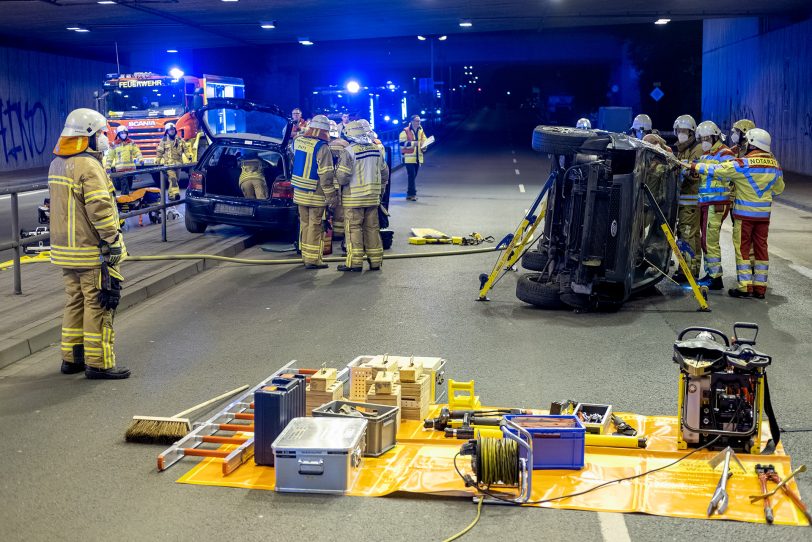 Viel Technik kommt bei einem schweren Verkehrsunfall zum Einsatz.