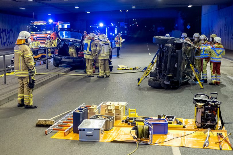 Übung der Feuerwehr in Herne (NW), am Donnerstag (09.06.2022), im Straßentunnel der Dorstener Straße. In dem 109 Metern langen Tunnel, unter den Eisenbahngleisen in Stadtteil Wanne, wurde der Verkehrsunfall mit zwei PKW und drei verletzten Personen realitätsnah inszeniert. Einsatzkräfte der Berufs- und der Freiwilligen Feuerwehr sowie des Rettungsdienstes übten die Befreiung der in den Fahrzeugen eingeschlossenen Personen und deren rettungsdienstliche Versorgung.