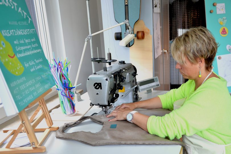 Inka Klein-Heidicker – hochwertige Ledertaschen entstehen an der Industrie-Nähmaschine in Mondwerkstatt.