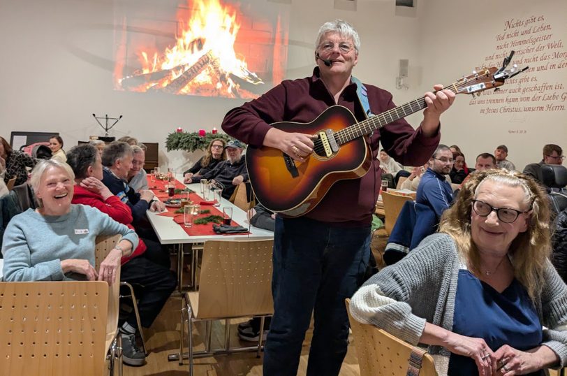 &amp;amp;amp;amp;amp;amp;amp;#039;Heiligabend nicht allein&amp;amp;amp;amp;amp;amp;amp;#039; 2025: Musikus Michael Völkel erfreut die Gäste mit rockigen Weihnachtslieder.