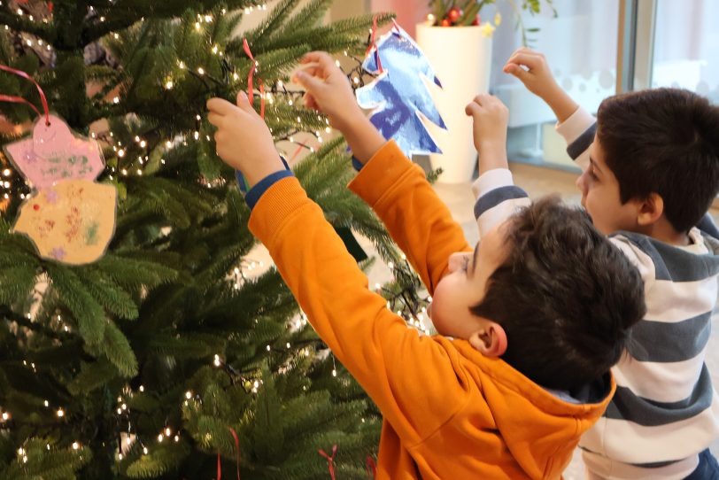 Die Kinder der Kita Scharpwinkelring schmücken den Baum.