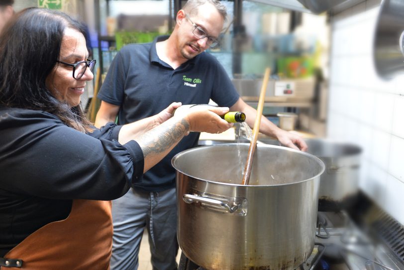 Sardischer Abend im Ollis: Francesca Eichler bereitet in der Küche von Ollis Restaurant die Salsiccia-Safran-Tomatensauce für die Sardische Pasta vor.