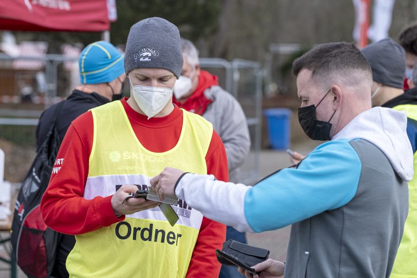 Der 43. Herner Silvesterlauf im Revierpark Gysenberg in Herne (NW), am Freitag (31.12.2021). Coronabedingt ohne Zuschauer und mit 2G.