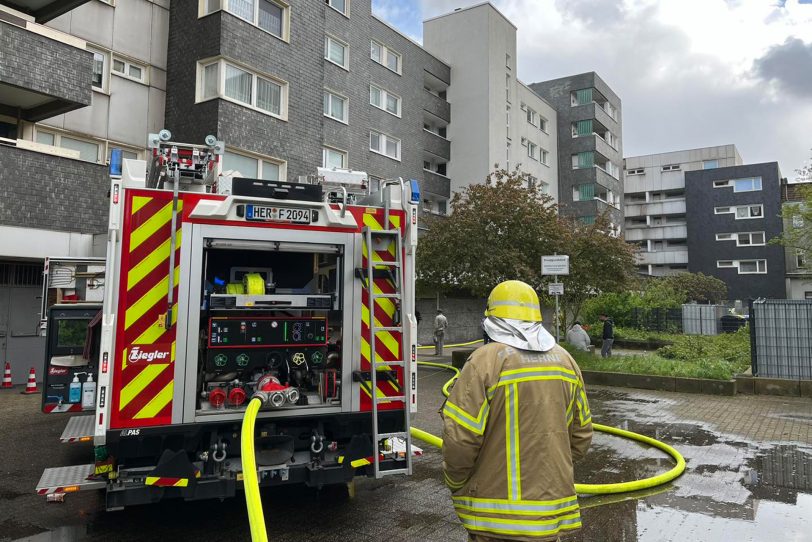 Die Feuerwehr löscht einen Kellerbrand an der Bebelstraße.