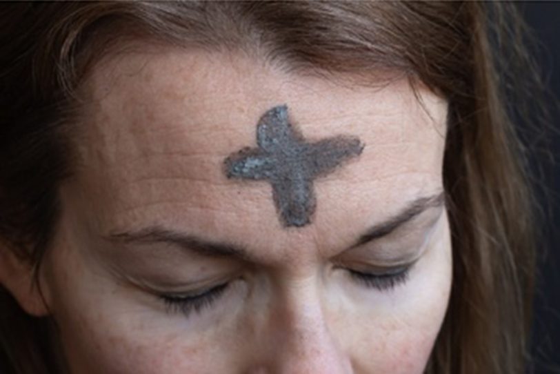 Ein Aschekreuz *to go' bietet die Pfarrei St. Christophorus an.